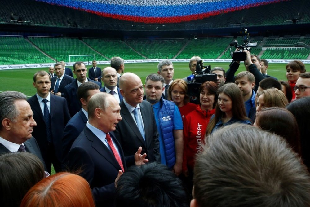 Vladimir Poutine et Gianni Infantino à la rencontre des volontaires au stade de Krasnodar. AFP