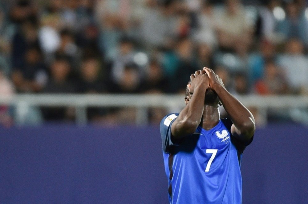 La déception de l'attaquant Jean-Kévin Augustin, éliminé avec les Bleuets. AFP