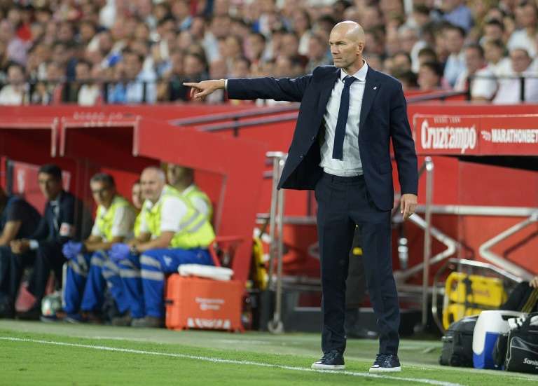 Zidane da indicaciones durante el partido en Sevilla. EFE