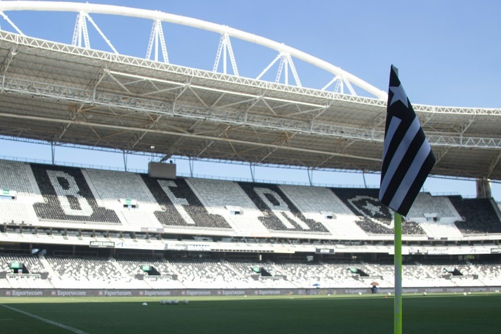 Duelo entre Botafogo e Athletico-PR é suspenso por queda de luz. AFP