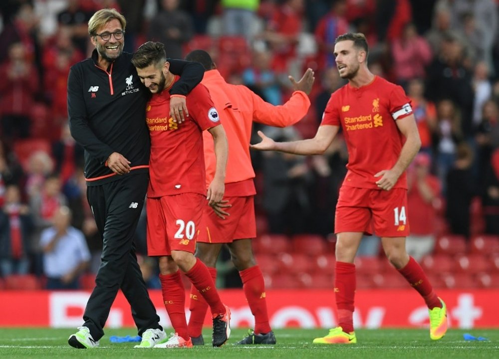 El Liverpool se deshizo del Derby County con tres goles de Klavan, Coutinho y Origi. AFP