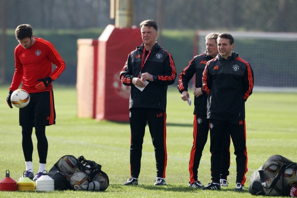 Le manager de Manchester United Louis van Gaal dirige une séance d'entraînement à Manchester. AFP