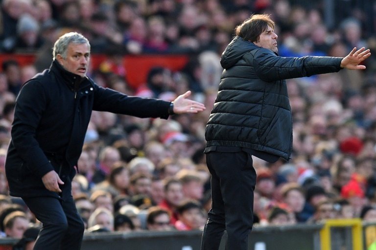 José Mourinho et de Chelsea Antonio Conte donnent des instructions lors du match de PL. AFP