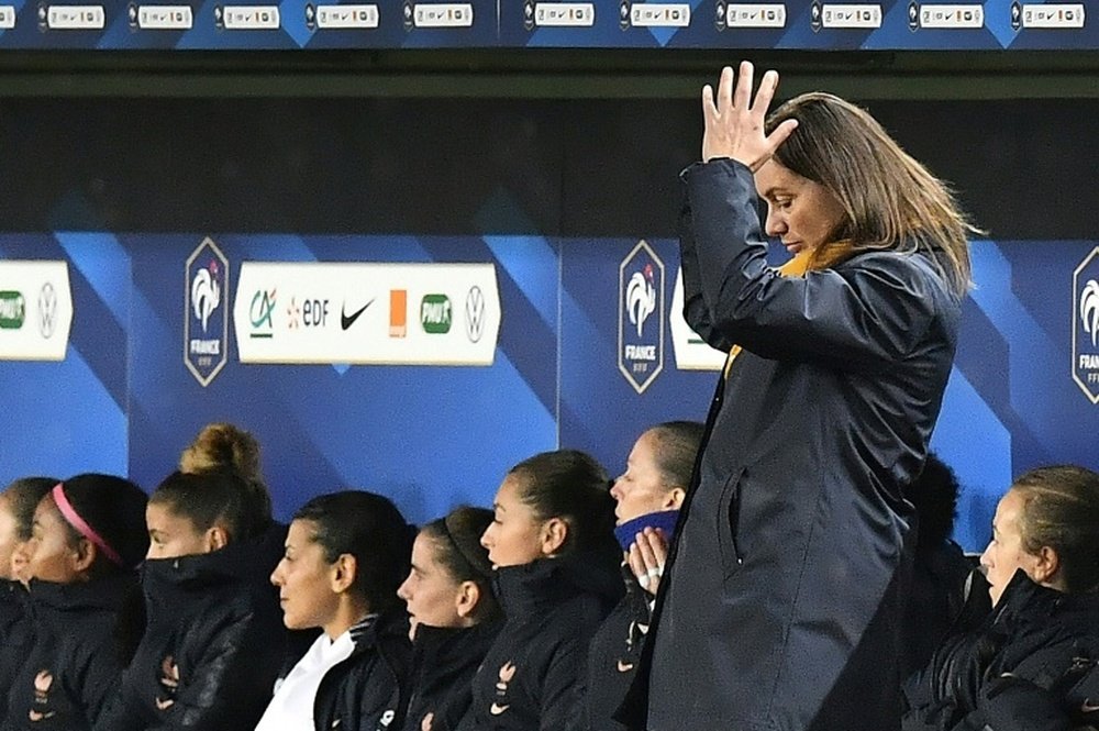 La sélectionneuse de l'équipe de France féminine Corinne Diacre (d) lors du match contre la Serbie des qualifications pour l'Euro-2021, le 9 novembre 2019 au Matmut-Atlantique de Bordeaux