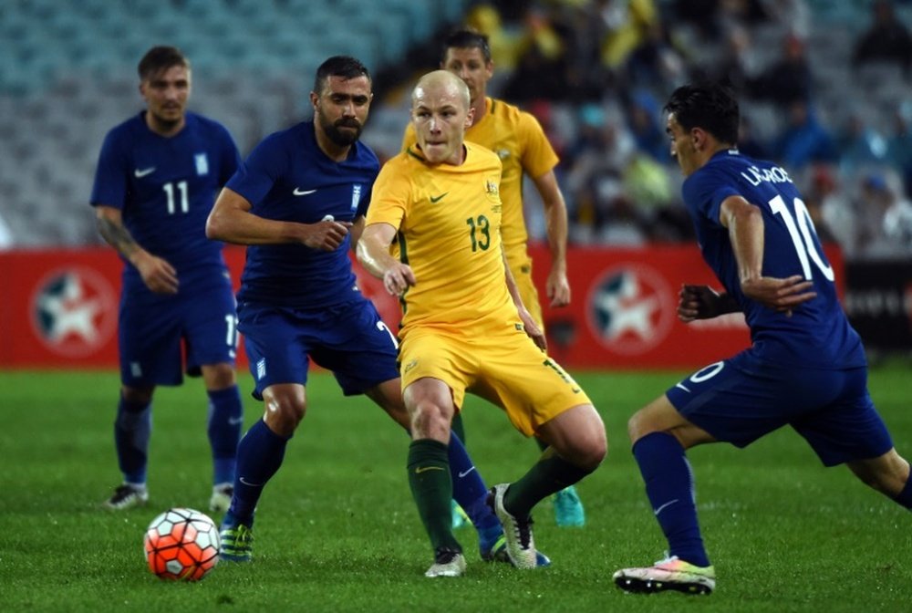 Le milieu offensif international australien Aaron Mooy (en jaune) lors dun match amical contre la Grèce, le 4 juin 2016 à Sydney