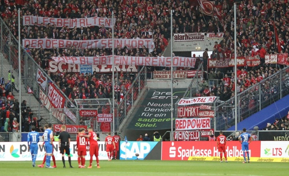 El Schalke 04 se irá del campo ante el Bayern si hay insultos contra Hopp. AFP