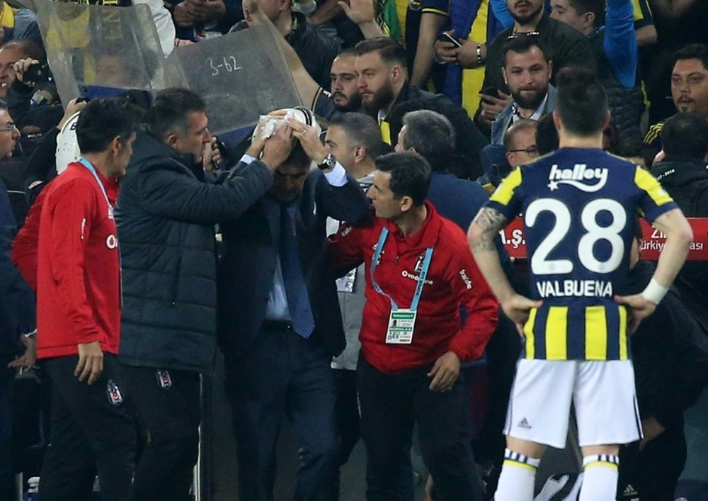 L'entraîneur du Besiktas Senol Gunes touché à la tête par un projectile. AFP