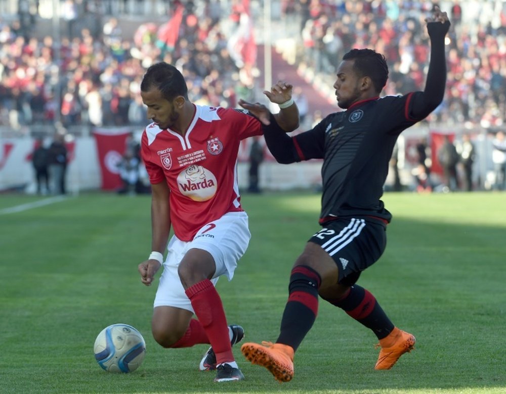Lattaquant sud-africain des Orlando Pirates Kermit Erasmus (d) à la lutte avec Hamza Lahmar de lEtoile du Sahel lors de la Coupe de la CAF, le 29 novembre 2015 à Sousse en Tunisie