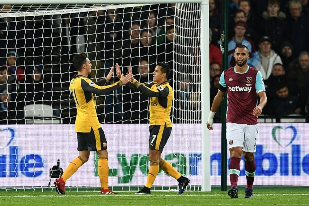 Mesut Özil et Alexis Sanchez, se congratulent après le but du premier contre West Ham. AFP