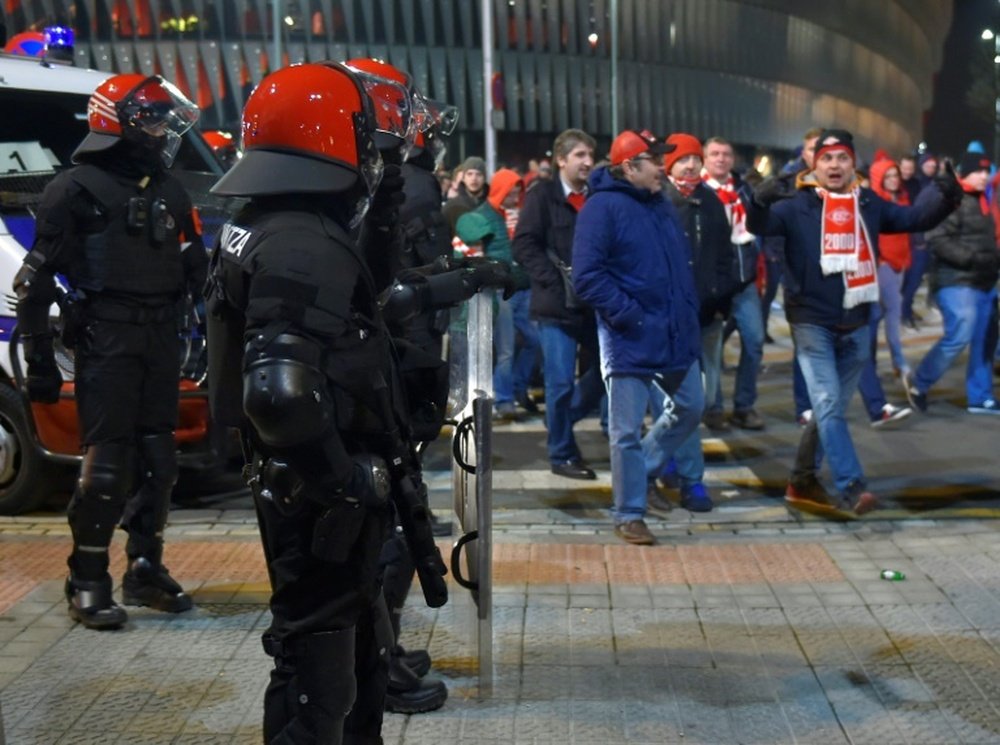 Les forces de l'ordre au stade San Mamés de Bilbao. AFP