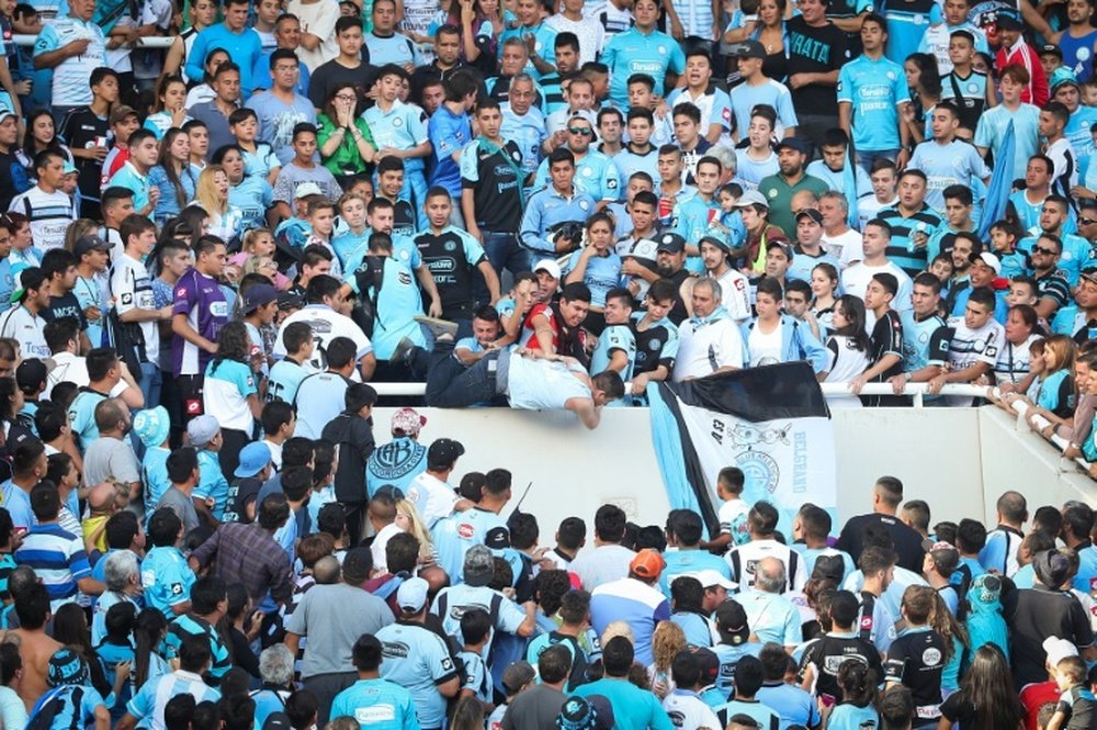 Le supporter de Belgrano Emanuel Balbo poussé dans le vide depuis une tribune du stade. AFP