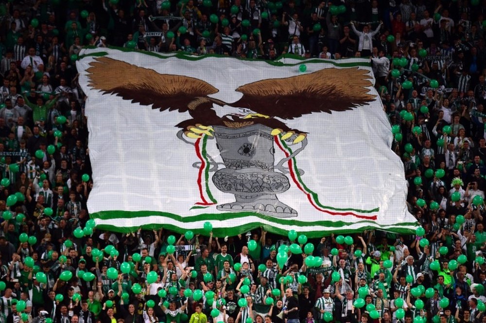 Les supporters du TC Ferencvaros déploient une immense banderole avec l'effigie de l'aigle. AFP