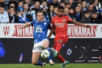Ekambi salva al Lyon ante el Estrasburgo. AFP