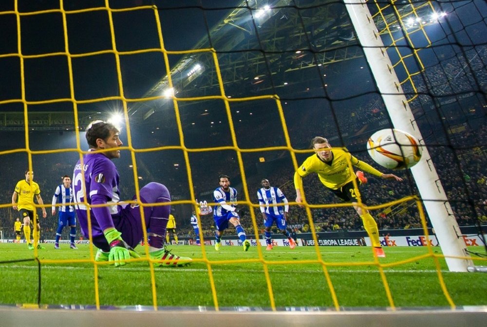Piszczek cabecea al fondo de las redes el primer tanto del Borussia, ante la mirada de Casillas. AFP