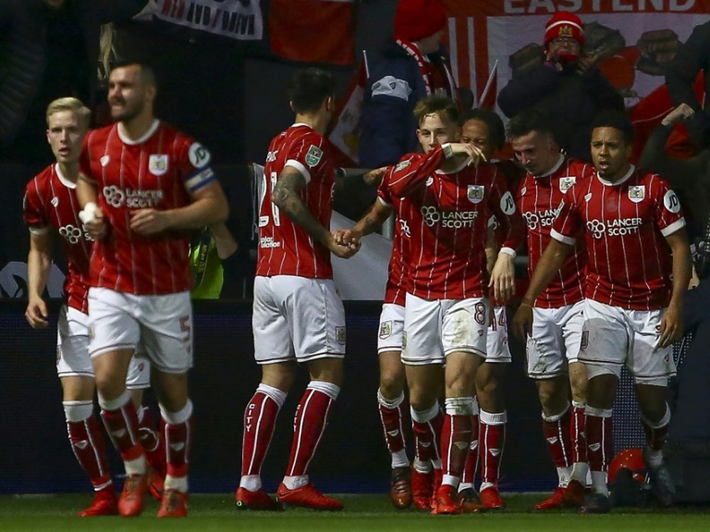 Les joueurs de Bristol se congratulent après un but contre Manchester United. AFP