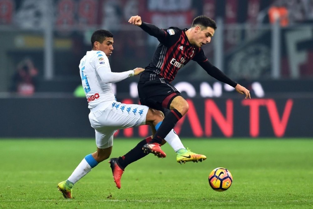 Le milieu de lAC Milan Giacomo Bonaventura (d) lors du match contre Naples à San Siro. AFP