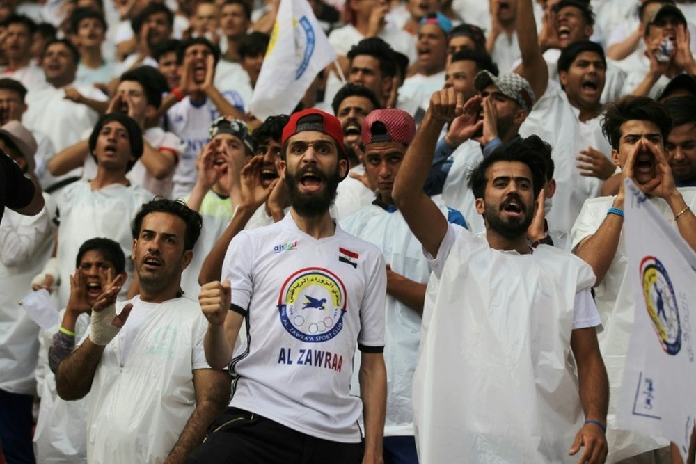 Des supporteurs irakiens assistent au match de football entre Al-Zawra et Al-Ahed. AFP