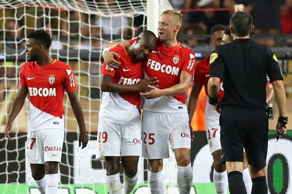 Djibril Siidibé est congratulé par ses coéquipiers apès son but contre Marseille à Louis II. AFP