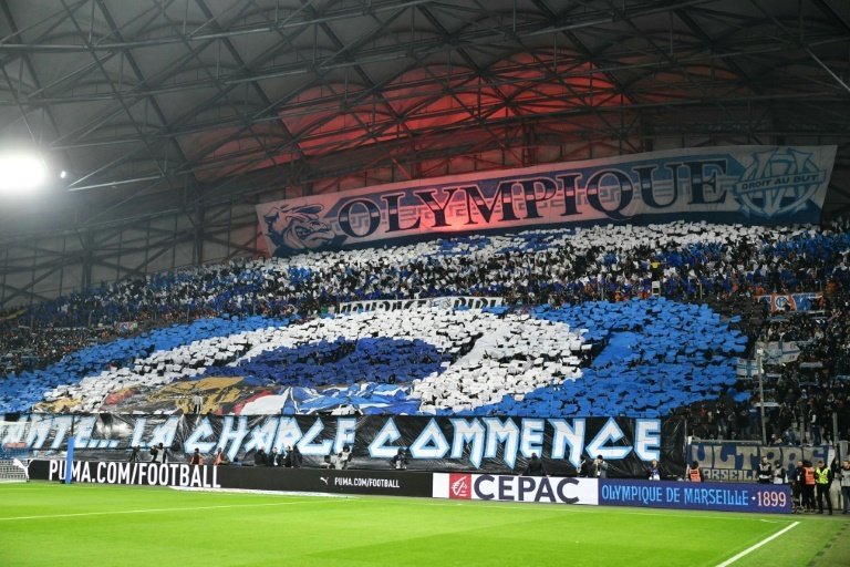 Les supporters d'une tribune du stade Vélodrome brandissant une banderole. AFP