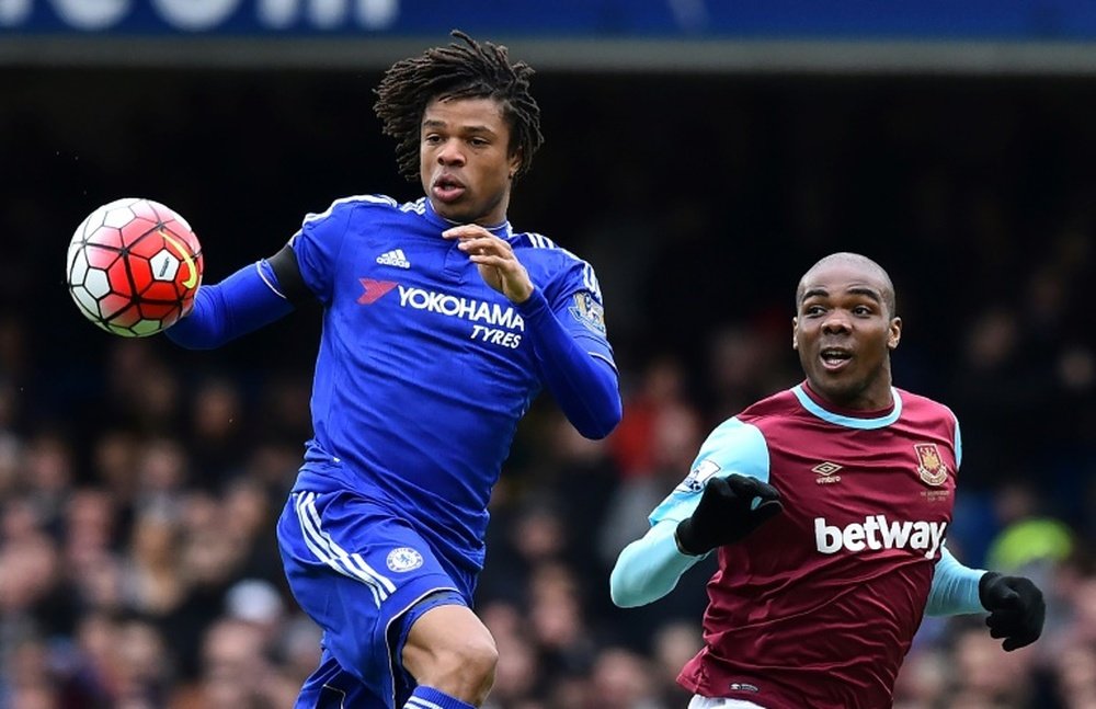 L'attaquant de Chelsea Loïc Remy (g) à la lutte avec Angelo Ogbonna. AFP