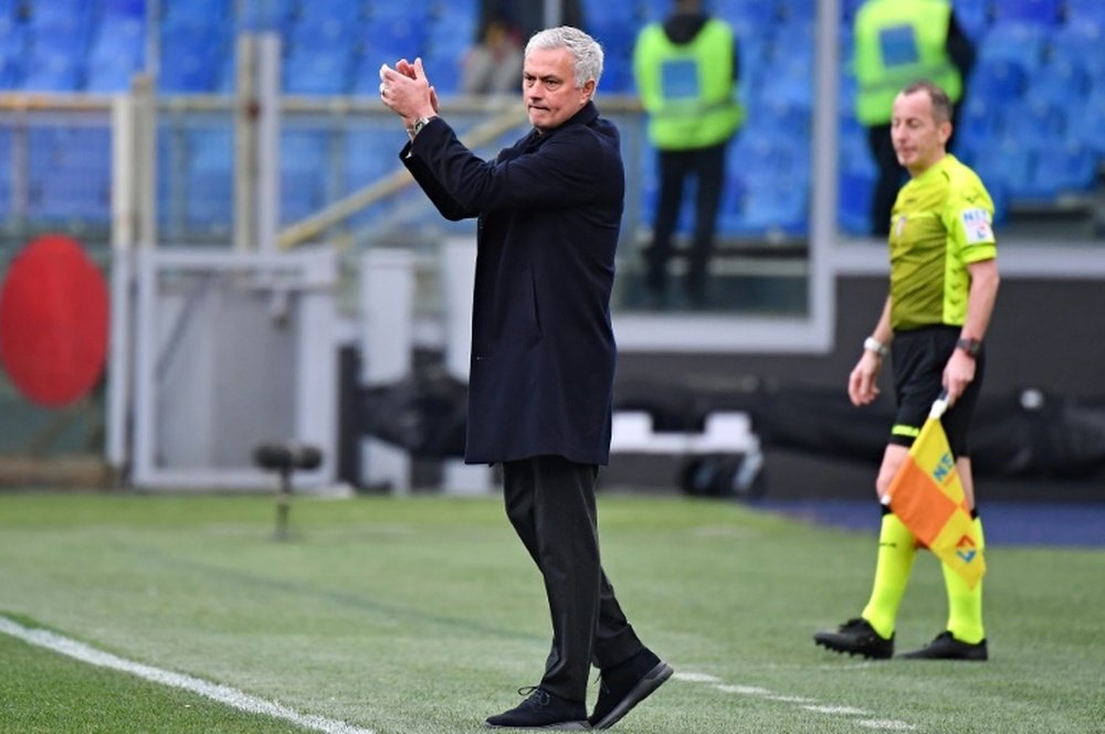 A Mourinho le caen dos partidos tras encararse con el árbitro. AFP
