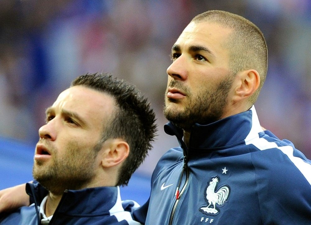 Mathieu Valbuena et Karim Benzema, sous le maillot des 'Bleus' avant un match amical en 2014. AFP