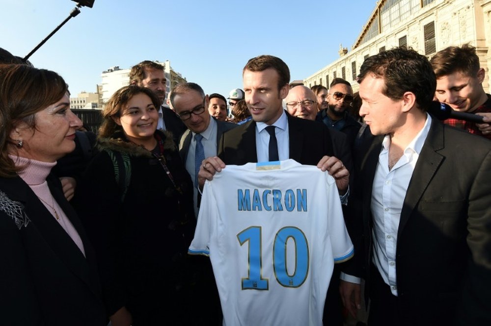 Macron a salué les joueurs. AFP