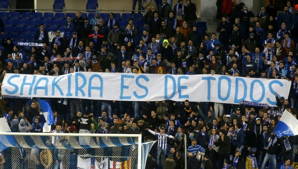 La pancarta contra Shakira fue castigada por el Espanyol. AFP