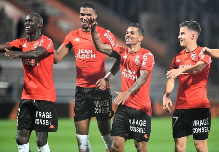 Moffi prolonga la caída del campeón y el sueño del Lorient