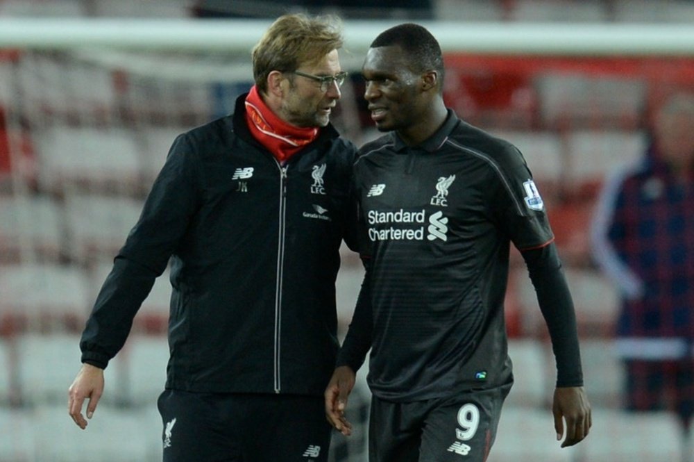 Lentraîneur de Liverpool Jurgen Klopp (g) et son attaquant Christian Benteke à la fin du match contre Sunderland, le 30 décembre 2015 à Sunderland