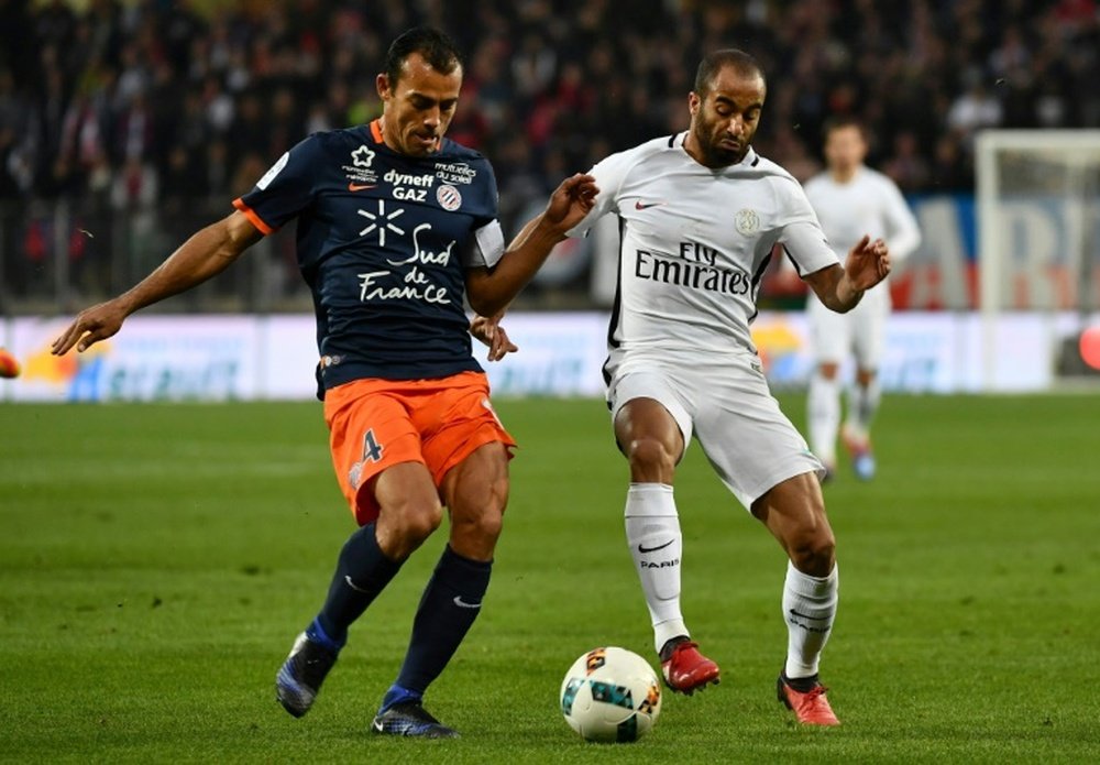 Le défenseur et capitaine de Montpellier Vitorino Hilton à la lutte avec Lucas Moura. AFP