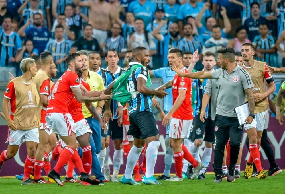 Quatro jogadores do Grêmio e quatro do Inter receberam multas e suspensões. AFP