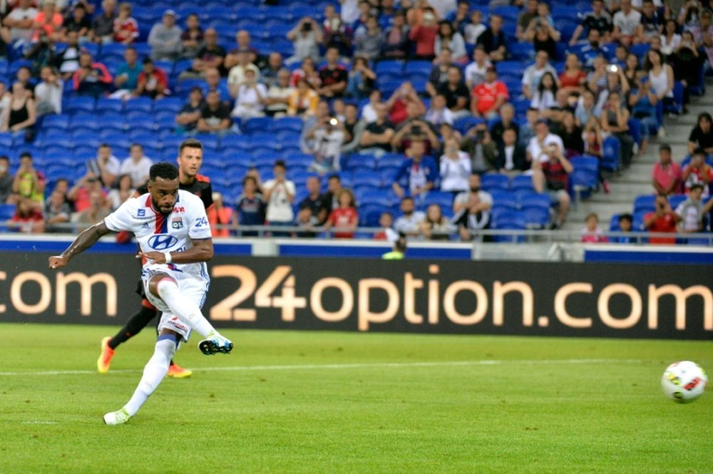 Lattaquant français Alexandre Lacazette inscrit un penalty pour lOlympique lyonnais lors dun match amical contre Benfica, au Parc OL, à Décines-Charpieu, près de Lyon, le 31 juillet 2016