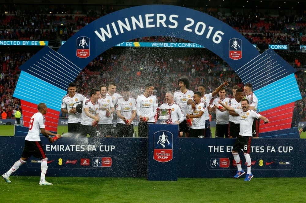 Le Manchester United célèbre sa victoire en finale de la Coupe dAngleterre face à Crystal Palace, le 21 mai 2016 à Wembley