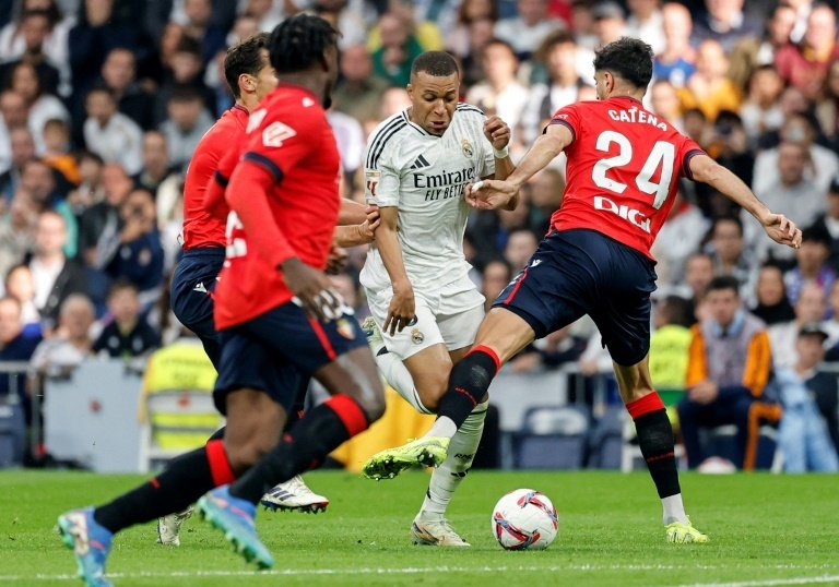 Este martes, el Real Madrid llevó a cabo su primer entrenamiento del presente parón internacional, en el que no participa Kylian Mbappé. De este modo, el francés estuvo a disposición de Carlo Ancelotti, que, debido a las ocho ausencias de jugadores llamados por sus selecciones, citó a prácticamente todo el Castilla para que trabajara junto al galo. Fran García, con unas ligeras molestias, trabajó en el gimnasio.