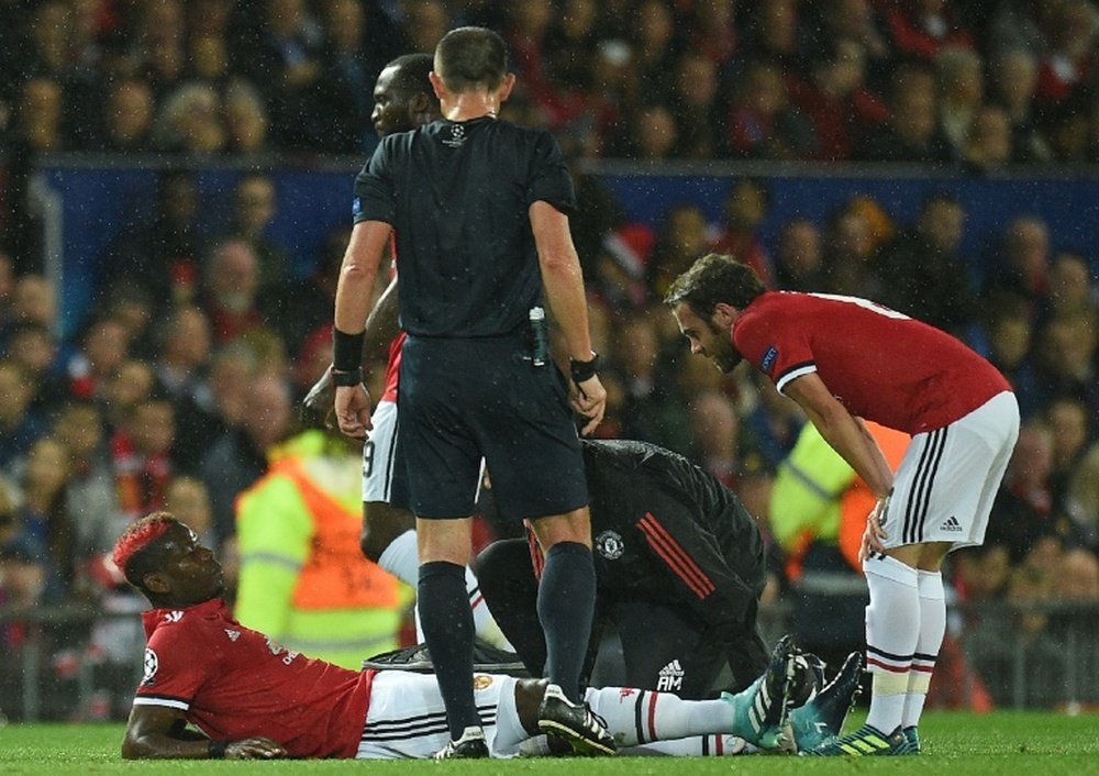 Paul Pogba blessé lors du match Manchester United-Bâle à Old Trafford. AFP