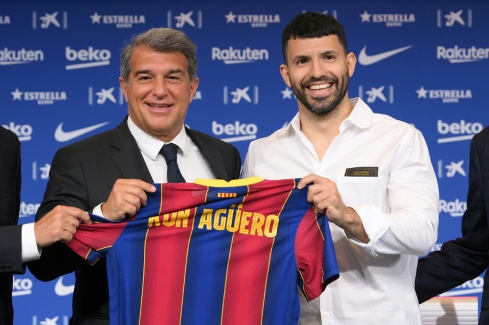 Barça inscreverá Kun graças às reduções salariais dos seus capitães.AFP
