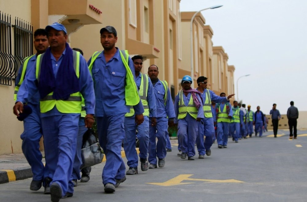 Des travailleurs étrangers sur le site d'un stade en construction à Al-Wakrah au Qatar. AFP