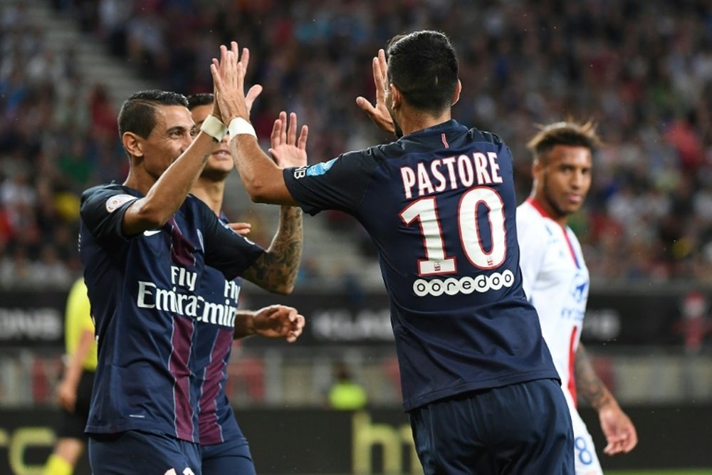 Javier Pastore partage sa joie avec Angel Di Maria après avoir marqué pour Paris contre Lyon. AFP