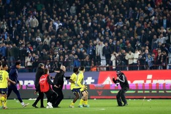 Fenerbahce announced on Monday after a meeting of its board of directors the possibility of leaving the Turkish League. The Ottoman club would take this decision after the pitched battle with Trabzonspor fans. It will discuss the issue at its Extraordinary General Assembly on 2 April.