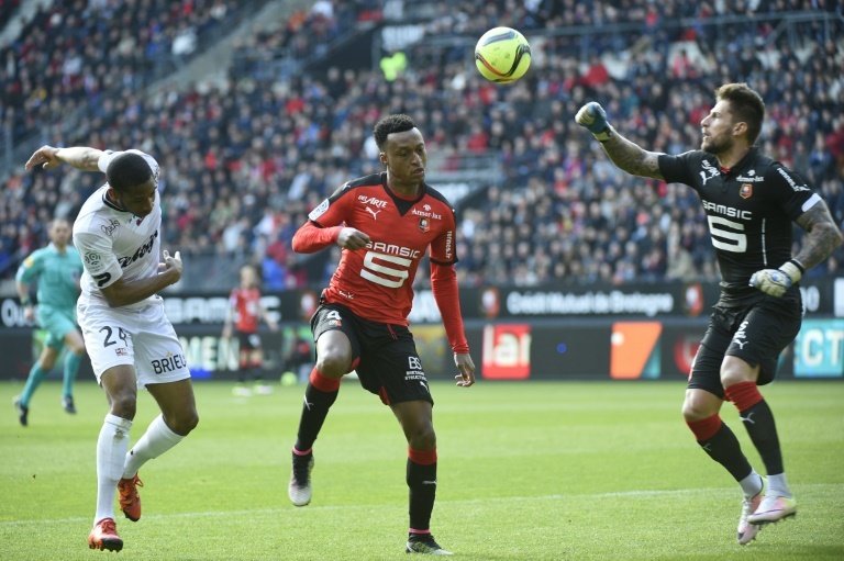 Marcus Coco, défenseur de Guingamp, face aux Rennais Edson Mexer et Benoît Costil, le 17 avril 2016 au Roazhon park de Rennes