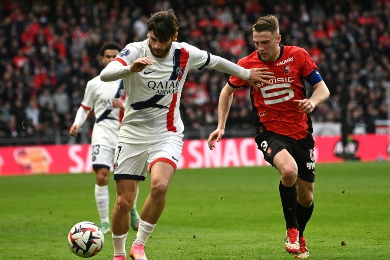 Khvicha Kvaratskhelia et Adrien Truffert lors du match entre le Stade Rennais et le PSG. AFP