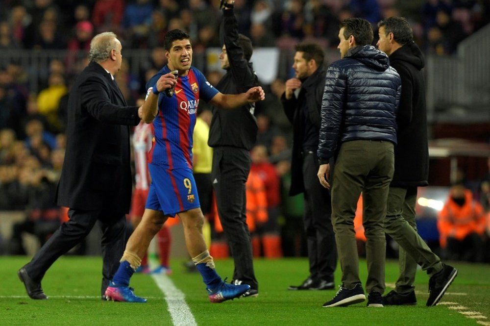 L'attaquant de Barcelone Luis Suarez quitte le terrain après avoir été exclu. AFP