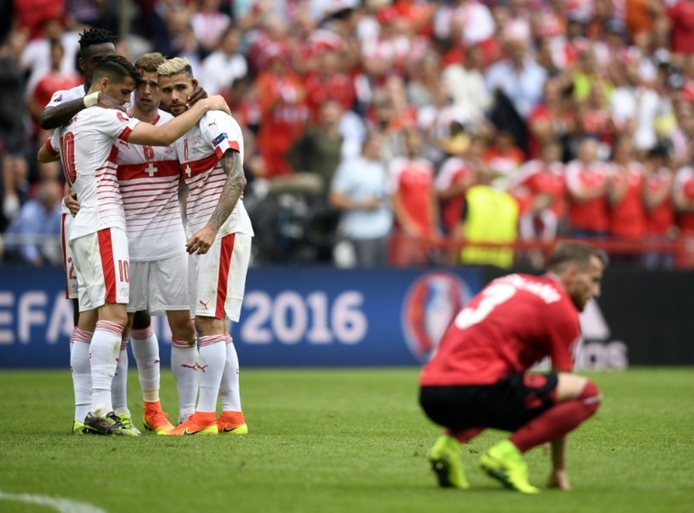 Les joueurs suisses se congratulent après leur victoire face à lAlbanie lors de lEuro au stade Bollaert de Lens, le 11 juin 2016