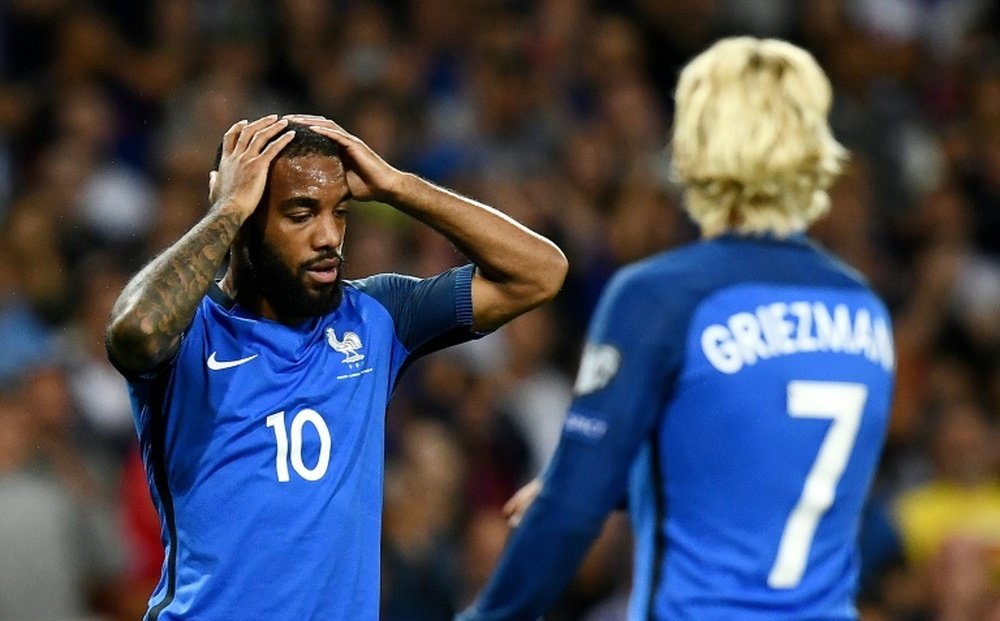 Réaction de l'attaquant des Bleus Lacazette après avoir raté un but face au Luxembourg. AFP