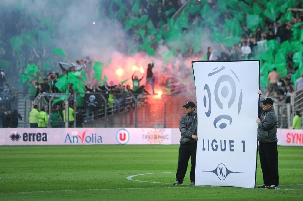Le logo de la Ligue 1 de football sur la pelouse du stade Geoffroy-Guichard à Saint-Etienne. AFP
