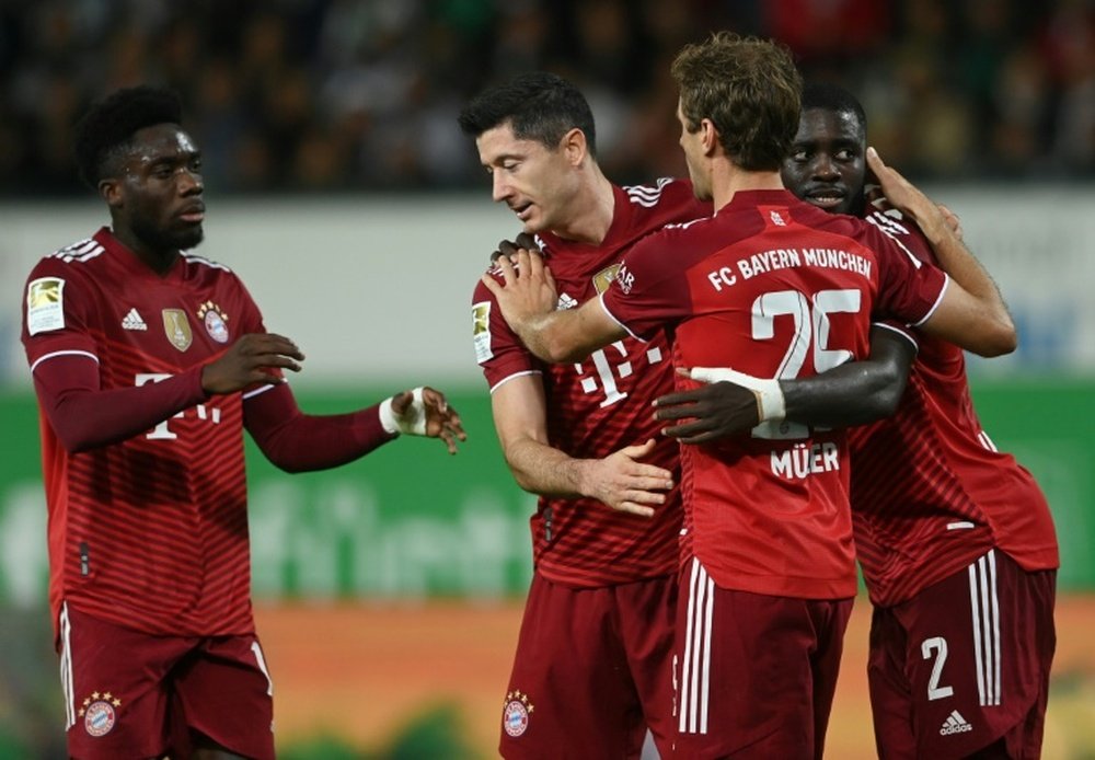 Müller abrió la cuenta, y Lewandowski forzó el autogol que la cerró. AFP
