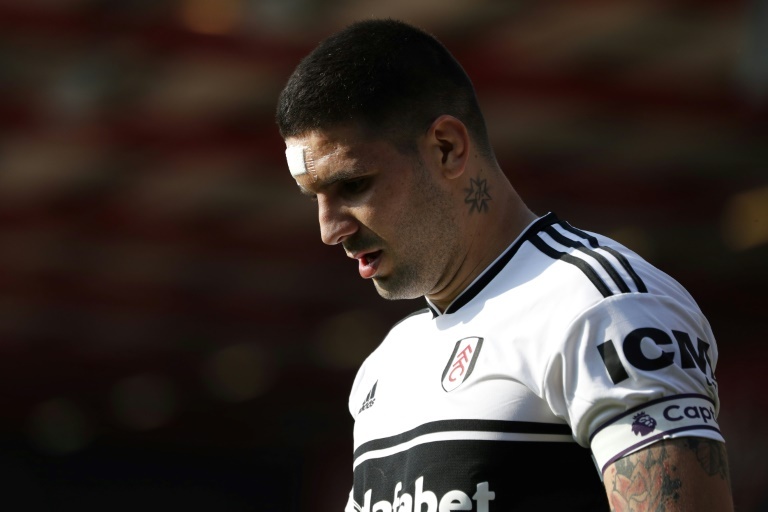 Aleksandar Mitrovic se quedará en el Fulham. AFP