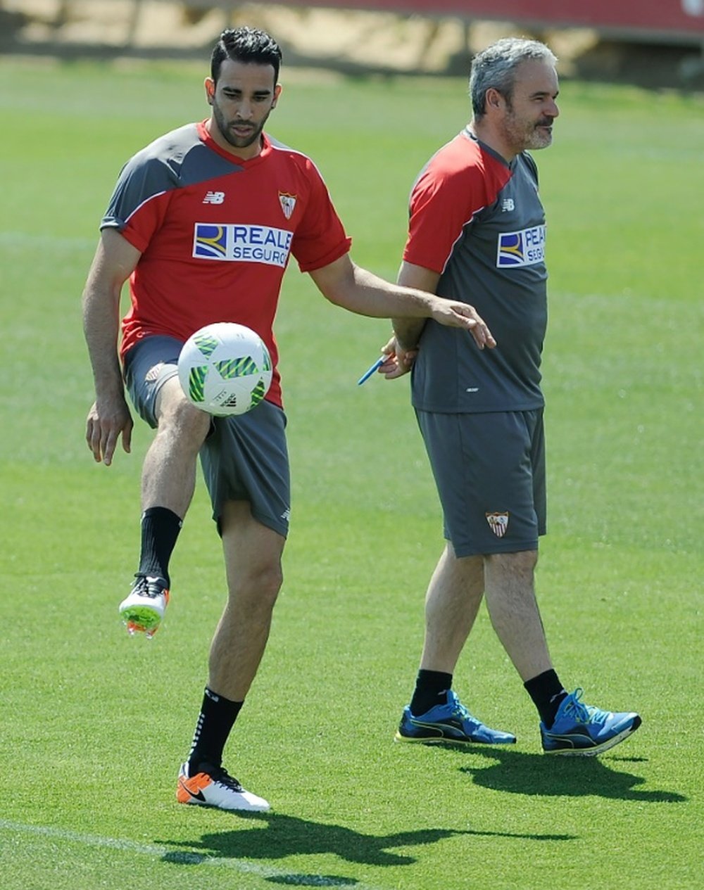 Adil Rami, avec le ballon à l'entraînement avant la finale de la Coupe du Roi. AFP