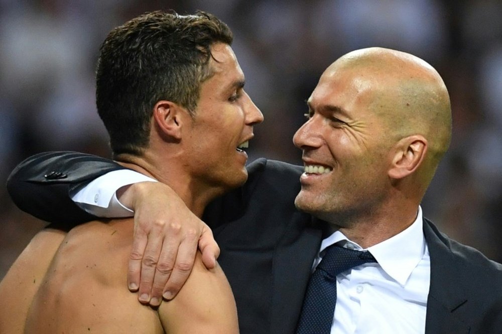 L'entraîneur du Real Zidane congratule Cristiano Ronaldo après la victoire des Merengues en C1. AFP